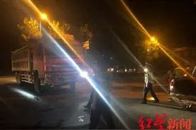 渣土车改装改型沿途抛洒 成都交警夜间严查图片