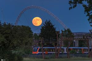 震撼!多国天空现“草莓月”奇观图