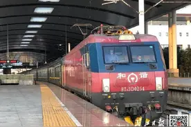 刚刚，武汉进京旅客列车出发了图片