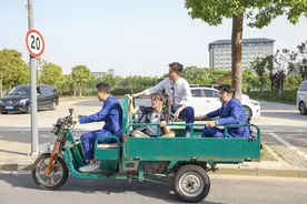 雷佳音、郭京飞、邓伦组成“摆摊男孩”，《极限挑战6》最新一期居然请来了杨超越当教练图片