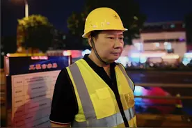 济南首次进行城区污水主干管全面体检，还派出潜水员下潜污水井图片