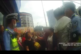 大妈带外孙女过马路闯红灯，被交警批评两句后丢下孩子走了……图片