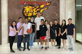云浮独臂篮球少年CBA训练营见到偶像易建联！此前已注册运动员图片