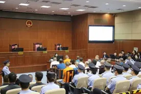 深圳一恶势力团伙组织卖淫、每月给万元贿赂治安员，18人获刑图片