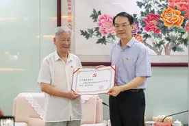 安溪九旬老人薛世浩：行为世范洒余热 助学帮教几十年图片