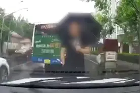 欲转入车道未被让行 早高峰男子挡车近15分钟：给我道歉图片