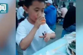 瞬间不香了！小学生吃烧烤隔壁桌坐着班主任，网友：吃出上课的感觉图片