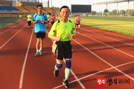 手术后坚持锻炼成“跑步达人”，78岁“老顽童”这6年跑了52场半程马拉松图片
