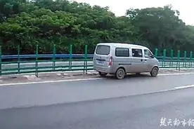 面包车在高速公路超车道抛锚，民警紧急封路2分钟推车排险图片