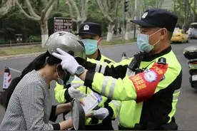 休想”萌“混过关！绿色瓜皮当头盔，俩“精神小伙”被交警拦下图片