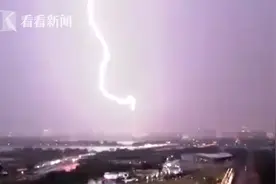 华盛顿纪念碑被闪电击中 2天内美国两处地标“受损”图片