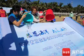 送小鱼儿回家！志愿者在海口海滩放生2万尾鱼苗图片