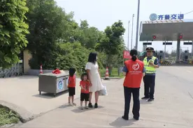 夫妻吵架，丈夫把老婆扔高速 两女儿被扔潍坊辛兴收费站车道图片