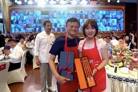 马云兑现“火锅之约”，与援鄂医疗队员一起吃火锅图片