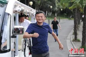 安徽66名援鄂医护人员和马云一起吃火锅图片