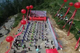 崖壁上跑观光小火车！恩施开建世界首个悬崖侧壁悬挂式单轨图片