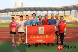 手术后坚持锻炼成“跑步达人”近八旬老人6年跑52场半马图片