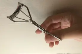 爱美夹睫毛！下秒眼皮痒爆…她「肿成加菲猫」睁不开　医看傻：很少见图片