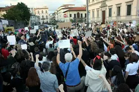 意大利佛罗伦萨民众在美领馆外集会纪念弗洛伊德图片