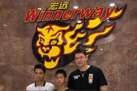 燃爆！广东独臂篮球少年与朱芳雨“比试”！易建联送上一份特别礼物图片