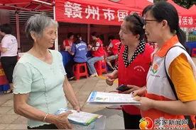 赣州：国际社工日主题宣传活动进社区图片