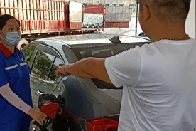 “92后半箱油不耐烧，你给我上半箱加92下半箱加95！”图片