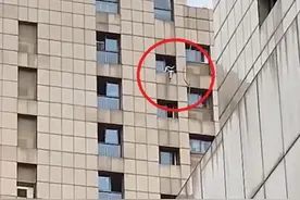 就在一瞬间！民警抓住了她的手，救了她一命图片