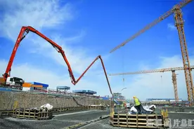 乌鲁木齐市各大工地热火朝天忙建设图片