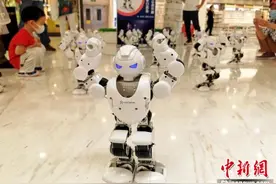 北京：机器人舞团开演吸引顾客驻足图片
