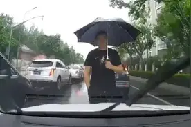 男子早高峰故意拦车15分钟，被行拘！原因太奇葩图片