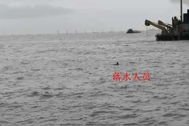 广州海事在南沙水域救起一落水渔民，系小渔艇驾驶员不慎落水图片