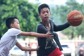 独臂少年的倔强 14岁的张家城“篮球梦”刚开始图片