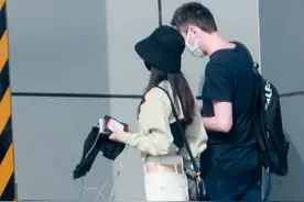 赵丽颖冯绍峰夫妇同框现身机场 一黑一白超般配图片