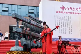 着汉服“加冠加笄”湖南师大附中梅溪湖中学高三学生行成人礼图片