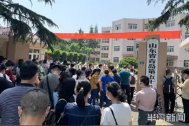 青岛20所高中自招开考“华为”“后浪”进考题图片