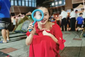 @嘉定人：出来逛夜市啊！小姐姐带你用五块钱夜市扫货！图片