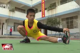 14岁少年张家城 单手托起篮球梦图片