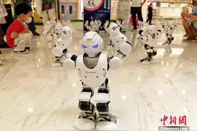 北京：机器人舞团开演吸引顾客驻足图片