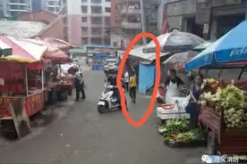 找到了！奔跑给消防车带路的小男孩图片