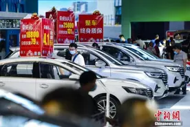 新疆国际车展：车模戴口罩助阵图片