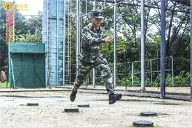 战高温斗酷暑 400米障碍点燃夏日训练激情图片
