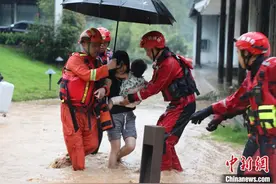 广西桂林强降雨多地民众被困 消防武警紧急救援图片