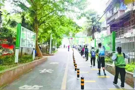 孩子们背书包上学 城市就有了烟火气图片