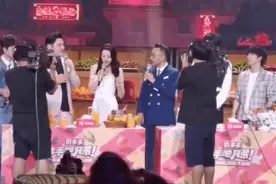 这绝对不是爱慕！某男子冲上舞台向迪丽热巴“求婚”，已被送至公安局图片