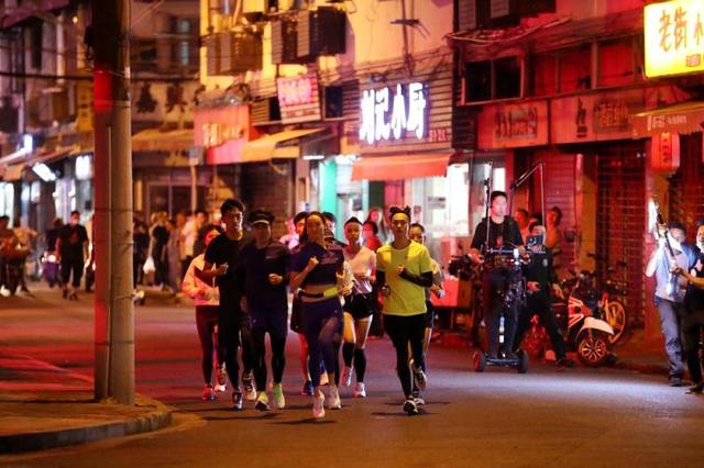 美酒、烧烤、灯光秀，上海虹口区的夜生活，这里风景特别好……