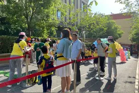 梦幻的气球堡！历下区茗筑一品幼儿园精心为孩子布置入园通道图片