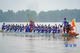 「组图」端午临近 闽侯龙舟下水“试游”图片