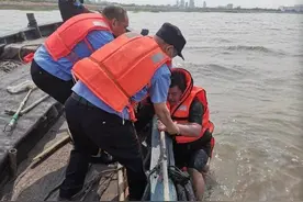 男子赶海遇困深陷泥潭，民警调来船只成功救援图片