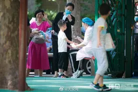 济南幼儿园开学 第一天：娃们一脸“不情愿”家长喜笑颜开图片