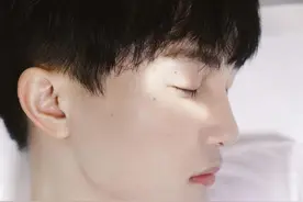 周深《不想睡》纯享版上线 分享与粉丝的独家回忆图片